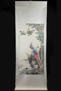 DIPINTO - Dipinto su pergamena rappresentante pavoni e uccelli  Cina  Repubblica  XX sec. H cm 137x76 dipinto H cm 235x83  [..]