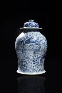 VASO - Vaso in porcellana bianco e blu dipinto con fenici  Cina  dinastia Qing  XX sec. H cm 41x24