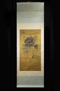 DIPINTO - Dipinto su seta rappresentante fiore con iscrizioni  Cina  Repubblica  XX sec.  H cm 85x44 dipinto H cm 172x56  [..]