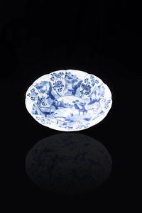 PIATTO - Piatto in porcellana bianco e blu raffigurante monaco entro paesaggio  Cina  dinastia Qing  XVIII sec. Diam cm  [..]