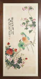 DIPINTO - Dipinto su pergamena raffigurante pappagalli e iscrizioni  Cina  Repubblica  XX sec. H cm 75x34 dipinto H cm 88x46  [..]