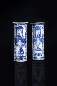 COPPIA DI VASI - Coppia di vasi a tromba in porcellana bianco e blu dipinti con scene di corte  Cina  dinastia Qing  XIX sec. H  [..]