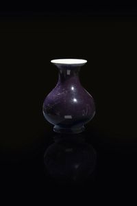 VASO - Vaso in porcellana sui toni del blu  Cina  dinastia Qing  XX sec H cm 16x12