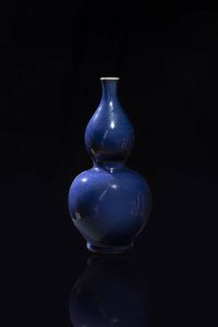 VASO - Vaso a doppia zucca in porcellana monocroma blu notte  Cina  dinastia Qing  XIX sec H cm 29  marchio apocrifo  [..]