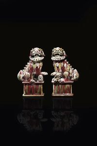 COPPIA DI CANI DI PHO - Coppia di cani di Pho in porcellana flambè  Cina  dinastia Qing  XIX sec. H cm 26x18