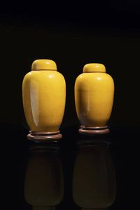 COPPIA DI VASI - Coppia di vasi in porcellana gialla con tappo  Cina  Repubblica  XX sec H cm 21 Diam cm 12 5