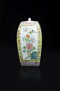 VASO - Vaso in porcellana di forma quadrata con coperchio  dipinto con fiori e uccelli  Cina  Repubblica  XX sec H 35 [..]