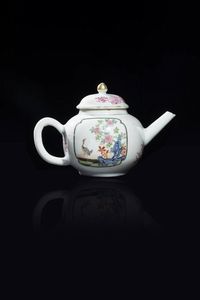 TEIERA - Teiera in porcellana Famiglia Rosa raffigurante soggetti naturalistici e decori floreali  Cina  dinastia Qing  [..]