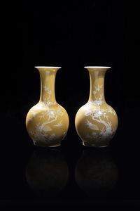 COPPIA DI VASI - Coppia di vasi in porcellana a sfondo giallo  dipinti con ramo in fiore  Cina  Repubblica  XX sec H cm 24x12