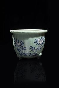 FIORIERA - Fioriera in porcellana color celadon dipinta con fiori bianchi e blu  Cina  Repubblica  XX sec. H cm 19x25 5