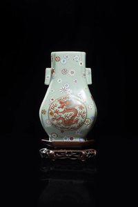 VASO - Vaso in porcellana Famiglia Rosa color celadon dipinto con fiori e draghi entro riserve  Cina  Repubblica  XX  [..]