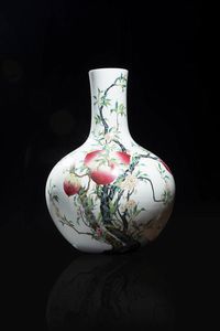 VASO - Vaso in porcellana a pallone con decoro di pesche  Cina  Repubblica  XX sec. H cm 57