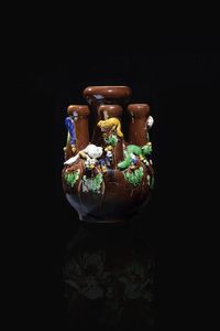 TULIPANIERA - Tulipaniera in porcellana color marrone con scoiattoli in rilievo  Cina  Repubblica  XX sec H cm 21x14