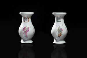 COPPIA DI VASI - Coppia di vasi in porcellana Famiglia Rosa con personaggi e iscrizioni  Cina  Repubblica  XX sec H cm 30 Diam  [..]