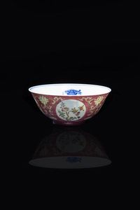 BOWL - Bowl in porcellana Famiglia Rosa dipinta con decori floreali  Cina  Repubblica  XX sec. H cm 6 Diam cm 15