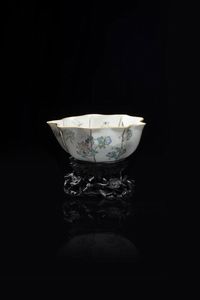 COPPA - Coppa in porcellana a forma di foglia  dipinta con insetti tra i rami  con base in legno  Cina  dinastia Tongzhi  [..]