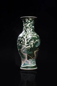 VASO - Vaso in porcellana Famiglia Verde dipinto con uccelli tra i rami e base in legno  Cina  Repubblica  XX sec. H  [..]