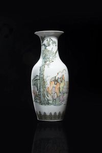 VASO - Vaso in porcellana Famiglia Verde dipinto con figure e iscrizioni  Cina   Repubblica  XX sec.  H cm 58 Diam cm  [..]