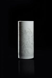 PORTACAPPELLO - Portacappello in porcellana bianca con dipinto floreale  Cina  Repubblica  XX sec H cm 29x12