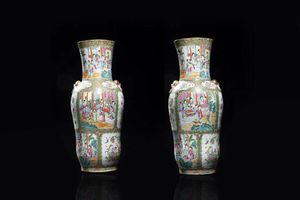 COPPIA DI VASI - Coppia di vasi in porcellana Canton dipinti con scene di corte  Cina  dinastina Qing  XIX sec. H cm 61x25