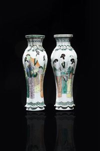 COPPIA DI VASI - Coppia di vasi Famiglia Verde dipinti con personaggi  Cina  dinastia Qing  XIX sec H cm 38 5x14