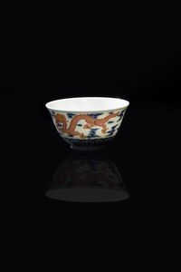 COPPETTA - Coppetta in porcellana bianco e blu con draghi rossi  Cina  Repubblica  XX sec. H cm 6x11