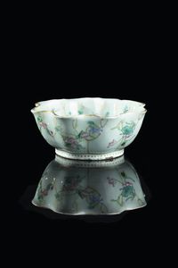 CIOTOLA IN PORCELLANA - Ciotola in porcellana Celadon con decori floreali  Cina  dinastia Qing  XIX Sec H cm 7 Diam cm 17
