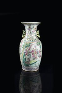 VASO IN PORCELLANA - Vaso in porcellana Famiglia Rosa con decori di vita di corte  Cina  Repubblica  XX secolo. h cm 42x18