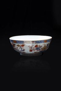 CIOTOLA - Ciotola in  porcellana con disegni Imari  Cina  dinastia Qing  XVIII/XIX  sec H cm 10 5x26