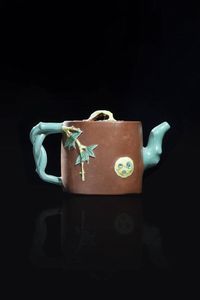 TEIERA - Teiera in porcellana Yixing parzialmente smaltata con decoro di rami in fiore a rilievo  Cina  dinastia Qing   [..]