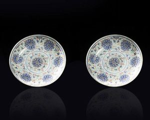 COPPIA DI PIATTI - Coppia di piatti in porcellana Famiglia Rosa  Cina  dinastia Qing  epoca Guangxu (1871-1908) Diam cm 22 5