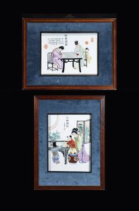 COPPIA DI PLACCHE - Coppia di placche in porcellana Famiglia Rosa  rappresentanti scene di vita quotidiana  Cina  XX sec. H cm 30x [..]