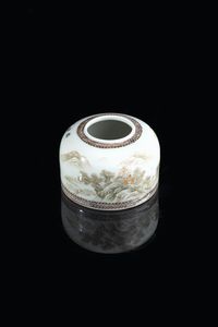 CALAMAIO - Calamaio in porcellana dipinto con scene di paesaggi  Cina  Repubblica  XX secolo. H cm 6 5x9 5