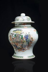 POUTICHE - Grande poutiche in porcellana Famiglia Verde con tappo  decorata con scene di parata  Cina  dinastia Qing  XIX  [..]