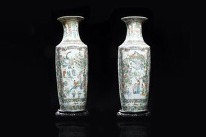 COPPIA DI VASI - Coppia di vasi in porcellana Famiglia Verde dipinti con scene di vita quotidiana  draghi e fiori  Cina  dinastia  [..]