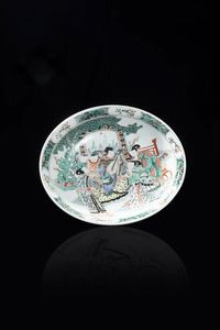 PIATTO - Piatto in porcellana Famiglia Verde dipinto con figure  Cina  dinastia Qing  XIX sec Diam cm 28 5