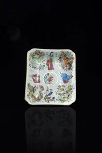 PICCOLO VASSOIO - Piccolo vassoio in porcellana Famiglia Rosa dipinto con figure  Cina  dinastia Qing  XIX sec H cm 21 5x17