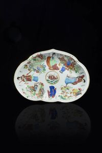 VASSOIO - Piccolo vassoio in porcellana Famiglia Rosa dipinto con figure e iscrizioni  Cina  dinastia Qing  XIX sec H cm  [..]