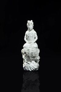 GUANYIN - Guanyin in porcellana blanc de chine seduta su fiore di loto  Cina  Repubblica  XX sec H cm 35x13