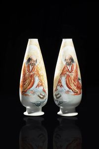 COPPIA DI VASI - Coppia di vasi in porcellana dipinti con Lohan e iscrizioni  Cina  Repubblica  XX sec H cm 30x11