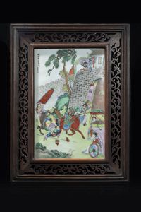 PLACCA - Placca in porcellana Famiglia Rosa  rappresentante scene di battaglia   con cornice in legno  Cina  Repubblica  [..]