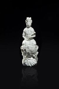 GUANYIN - Guanyin in porcellana blanc de chine  seduta nella posizione del loto  Cina  Repubblica  XX sec H cm 36x13