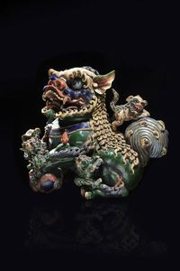 CANE DI PHO - Cane di Pho in porcellana policroma  Cina  Repubblica  XX sec H cm 39x27x41