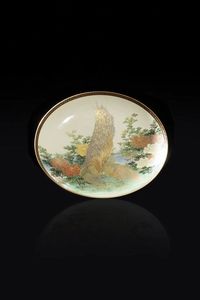 PIATTO - Piatto in porcellana satsuma  dipinto con pavoni e fiori  Giappone  XX sec Diam cm 25