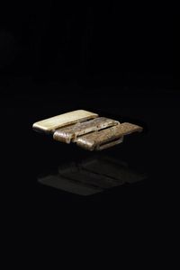 LOTTO DI TRE FIBBIE - Lotto composto da tre fibbie in giada celadon con russet  Cina  dinastia Ming  XVII sec H cm 8 5x2 5