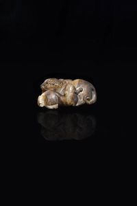 GRUPPO DI DUE ANIMALI - Gruppo di due animali in giada celadon con russet  Cina  dinastia Qing  XVIII sec H cm 3 5x7 5