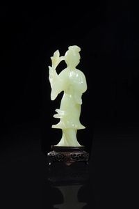 GUANYIN - Figura di Guanyin in giadeite su base in legno  Cina  Repubblica  XX sec. H cm 16 5x6 5