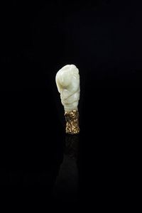 PICCOLA FIGURA DI FANCIULLO - Piccola figura di fanciullo scolpita in giada celadon  Cina  dinastia Qing  XIX sec H cm 9