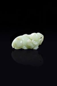 FIGURA DI ARIETE - Figura di ariete accovacciato  scolpito in giada bianca celadon  Cina  dinastia Qing  epoca Qianlong (1736-1796)  [..]