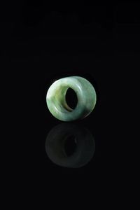 ANELLO - Anello d'arciere in giada spinacio  Cina  Repubblica  XX sec. H cm 2 5 Diam cm 3 5